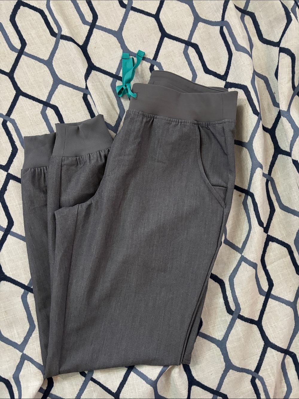 Figs Women’s Zamora Jogger Scrub Pant in Graphite size small regular NWOT